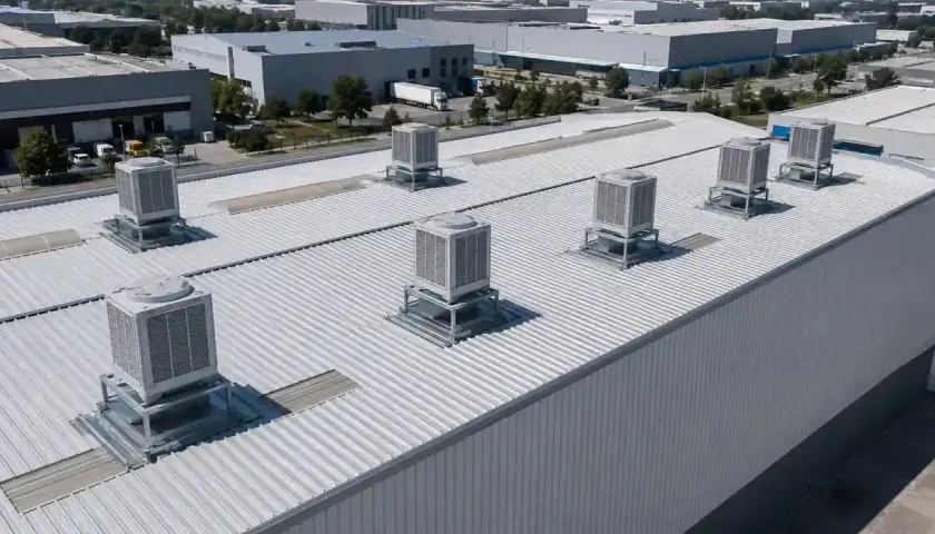 Unidades de climatización de naves industriales en tejado metálico.