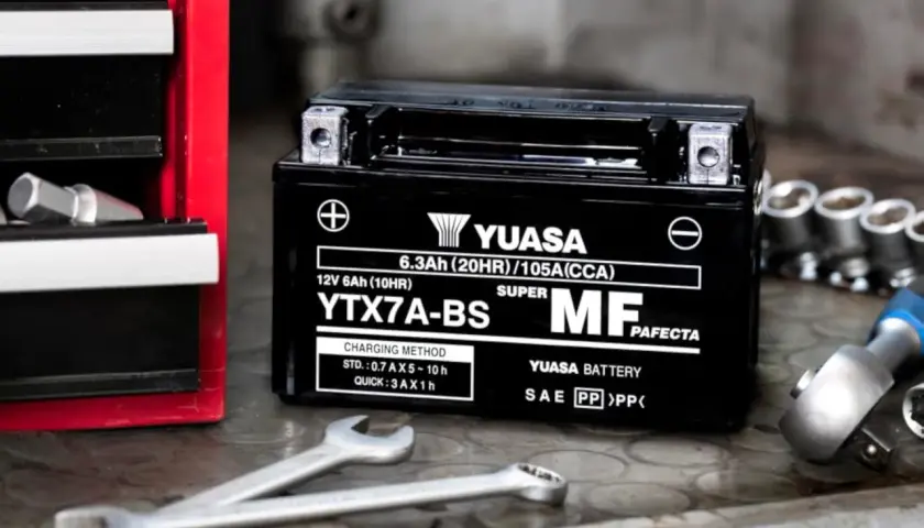 Batería Yuasa YTX7A-BS. Averigua cuanto dura una bateria de moto con estas especificaciones de carga.