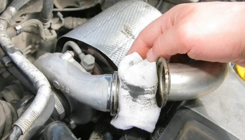Czyszczenie rury dolotowej turbiny 1.9 TDI. Sadza na szmatce może wskazywać na objawy problemów z turbosprężarką.