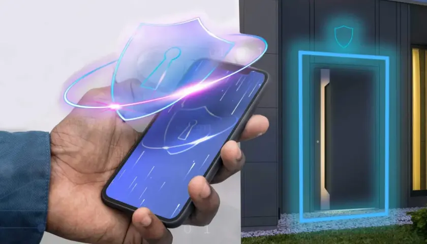 Dłoń trzyma smartfon z ikoną tarczy, symbolizującą bezpieczeństwo. Obok drzwi domu świeci się niebieska ramka, sugerując, że keyless entry to nowoczesny sposób na wejście.