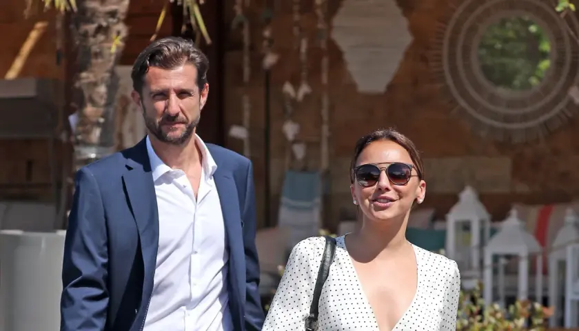 Miguel Sánchez Encinas y su acompañante pasean con estilo bajo el sol.