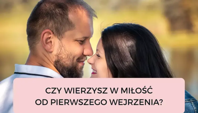 Para wpatrzona w siebie z uśmiechem. Czy to miłość od pierwszego wejrzenia?