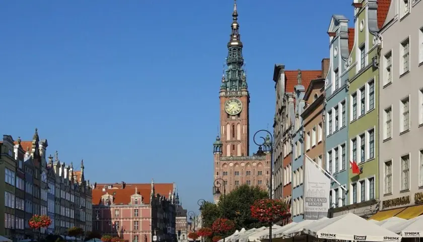 Ulica Długa w Gdańsku z wieżą Ratusza. Warto sprawdzić ceny mieszkań Gdańsk, bo widoki są zachwycające!