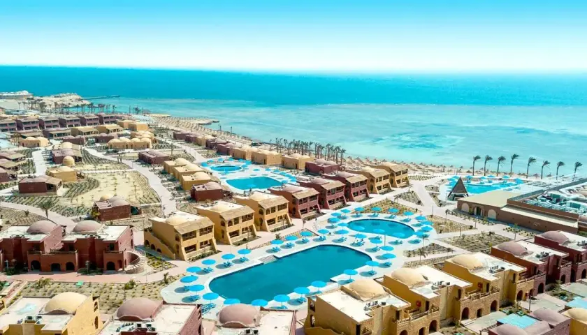 Widok na kompleks hotelowy Pickalbatros Portofino Marsa Alam. Opinie gości chwalą baseny i plażę.