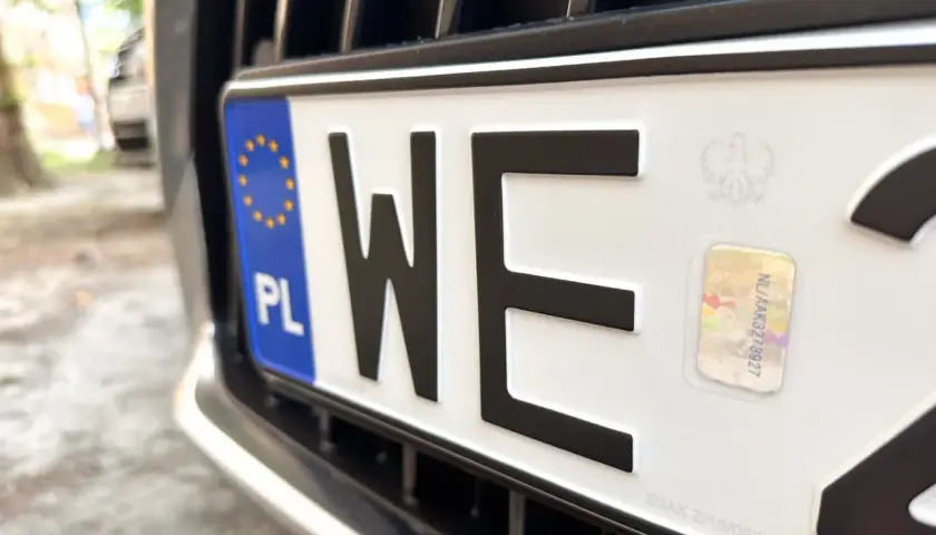 Nowe tablice rejestracyjne z unijnym symbolem i godłem Polski. Zastanawiasz się, ile kosztują nowe tablice rejestracyjne?