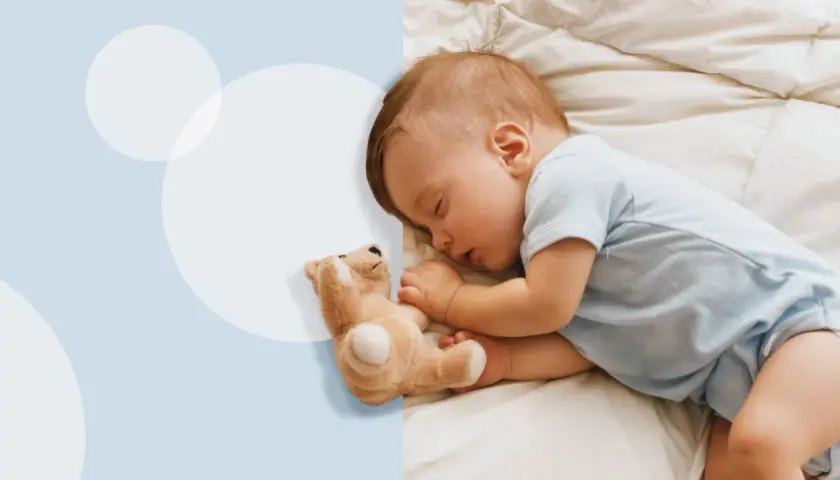Śpiące niemowlę wtulone w misia, choć wcale nie chce spać.