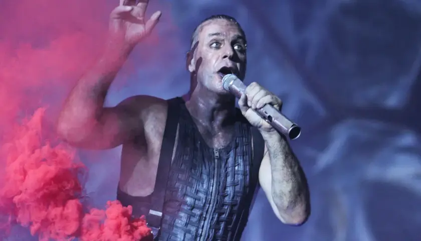Till Lindemann śpiewa "Sonne" Rammstein, otoczony różowym dymem. Tekst po polsku tej piosenki jest równie intensywny.