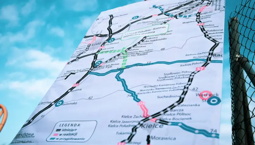 Mapa drogowa z zaznaczonymi trasami, w tym kierunkowy 42, który prowadzi do Kielc.