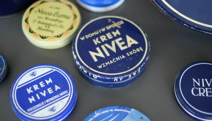 Krem Nivea jest dobry, co potwierdzają liczne opakowania tego kultowego kosmetyku. Wiele z nich to stare puszki z napisem "Krem Nivea", świadczące o jego długiej historii.