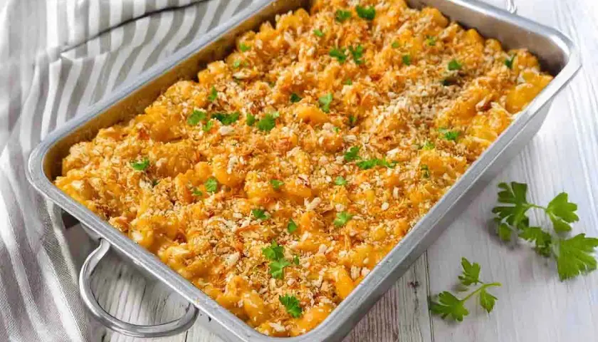 Ein goldbrauner, veganer Auflauf schnell zubereitet, mit knuspriger Kruste und frischer Petersilie garniert.