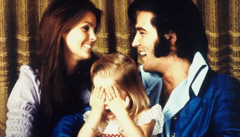 Rodzina Presleyów: Elvis, Priscilla i mała Lisa Marie Presley bawią się w chowanego.