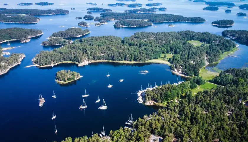 Archipelag szwedzki, gdzie liczne wyspy tworzą malowniczy krajobraz. Ile wysp ma Szwecja? Tysiące! Widać tu żaglówki i zielone wysepki.
