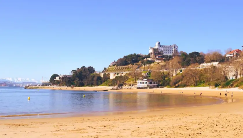 Playa de El Sardinero, una de las mejores playas de Santander, con el Palacio de la Magdalena al fondo.