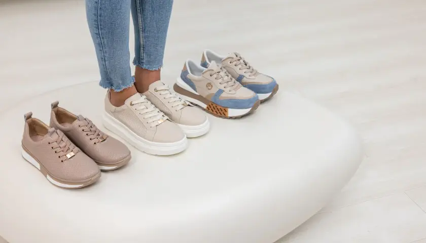 Zobacz, jak wyglądają buty sneakersy: beżowe, różowe i niebiesko-beżowe, idealne na co dzień.