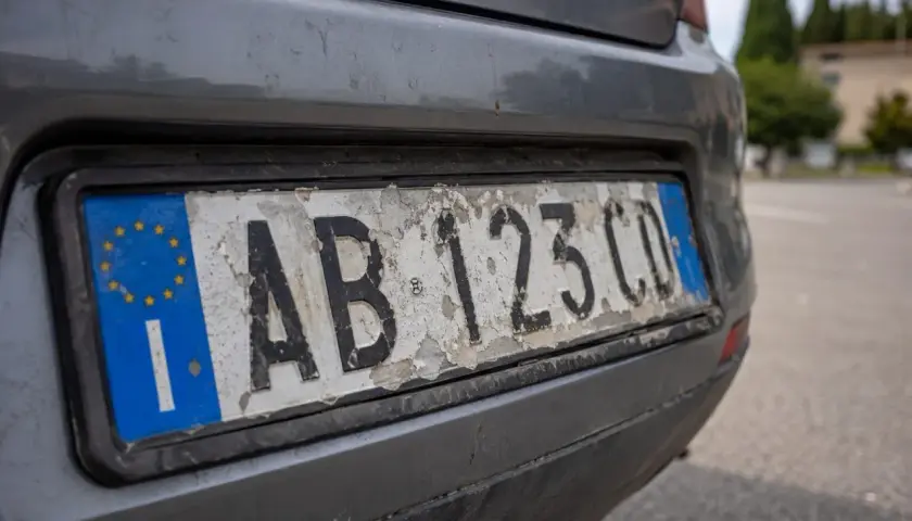 Targa auto deteriorata, AB 123 CD. Il duplicato targa auto deteriorata costo è da valutare.