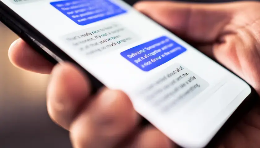 Kosz wiadomości SMS na ekranie telefonu. Dyskutują o jutrzejszym spotkaniu i kolacji.