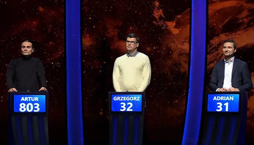 Artur 803, Grzegorz 32 i Adrian 31 stoją na scenie.
