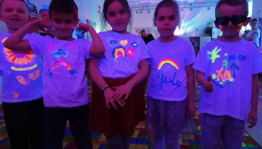 Dzieci na fluo party w koszulkach z neonowymi wzorami. Jak się ubrać? Kolorowo i z wyobraźnią!