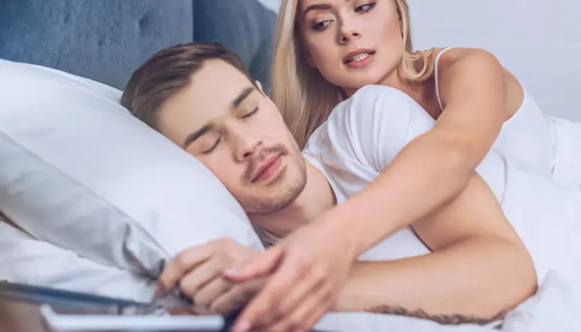 Lei guarda il telefono mentre il mio ragazzo dorme. Sospetta che il mio ragazzo mette like alle altre.