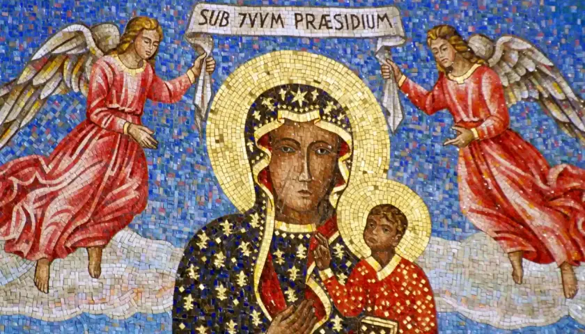 Mozaika Matki Boskiej z Dzieciątkiem i aniołami, symbolizująca święte miejsca w Polsce.