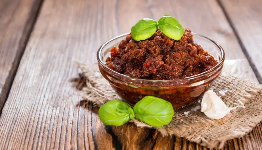 Jak zrobić pesto z suszonych pomidorów - prosta i smaczna receptura
