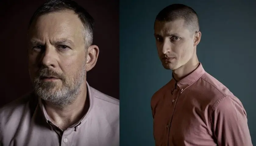 Dwóch aktorów Teatru Nowego w Warszawie, starszy z brodą i młodszy z krótkimi włosami, w różowych koszulach.