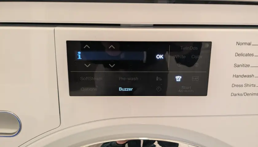 Miele Waschmaschine reinigen: Das Display zeigt Optionen wie "SoftSteam", "Pre-wash" und "Buzzer".