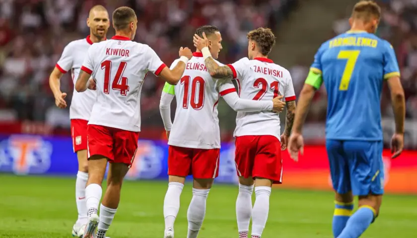 Piłkarze Polski świętują, jeden z nich z numerem 10, na tle gracza z Ukrainy. Emocje meczu euro Polska Ukraina.