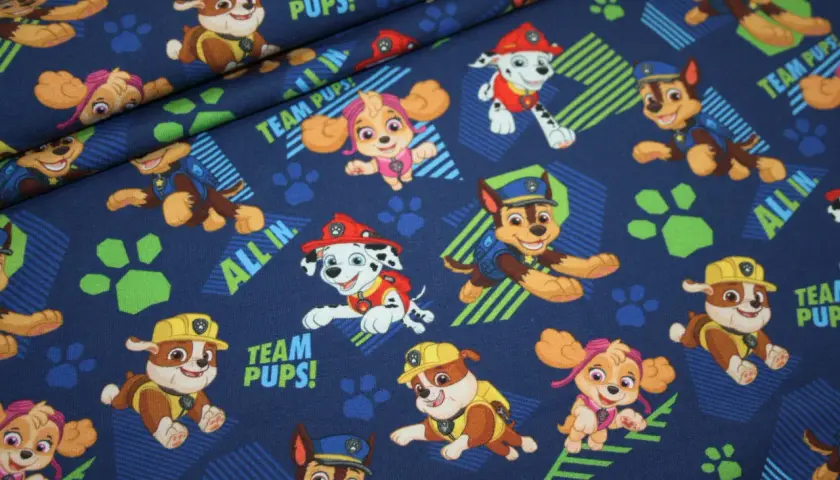 Materiał Psi Patrol z wesołymi pieskami i hasłem "TEAM PUPS!". Idealny dla małych fanów przygód.