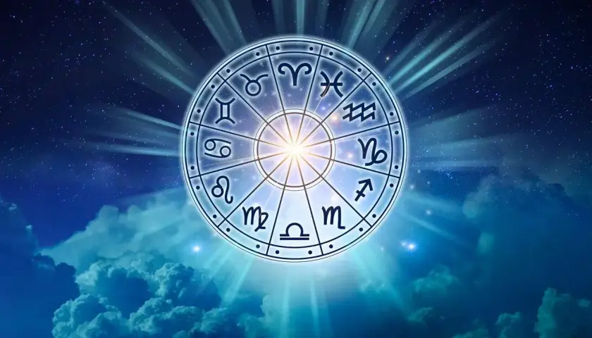 Okrąg zodiaku na tle nocnego nieba. Lew, który jest znakiem zodiaku dla osób urodzonych 20 sierpnia, znajduje się w górnej części.