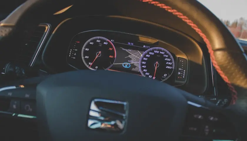 Deska rozdzielcza Seat Ibiza 4. Widok na zegary, nawigację i kierownicę. Szukasz opisu bezpieczników?