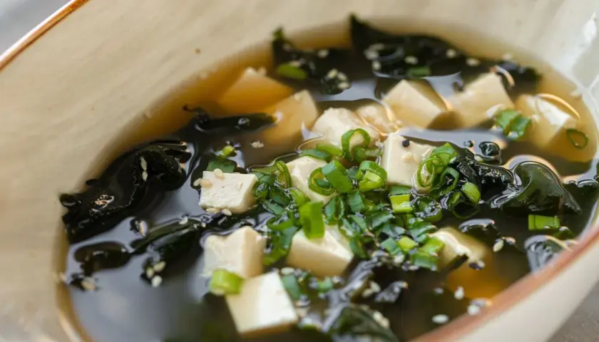 Zupa miso co to? Poznaj sekrety tej tradycyjnej japońskiej zupy