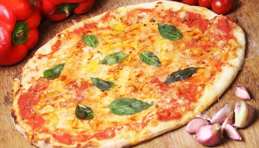 Jak upiec pizzę na kamieniu, by uniknąć zakalca i uzyskać chrupkość