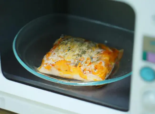 Jak podgrzać pizzę w mikrofali bez rozmoknięcia? Sprawdzone sposoby