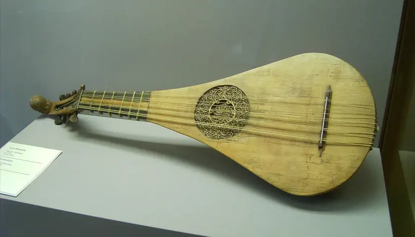Gra na podobnym do lutni instrumencie - Muzyka na podobną do lutni instrumentów