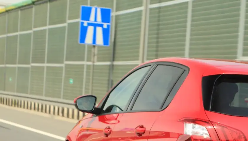 Maksymalna prędkość na autostradzie z przyczepą – uniknij mandatów