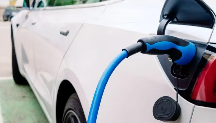 Ile kosztuje 100 km samochodem elektrycznym? Sprawdź, jak zaoszczędzić