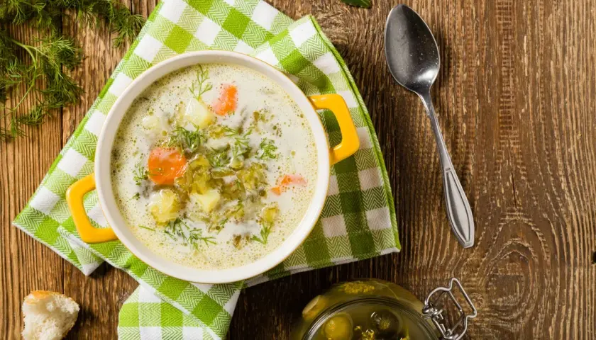 Ile kalorii ma zupa ogórkowa ze śmietaną? Zaskakujące fakty o kaloriach