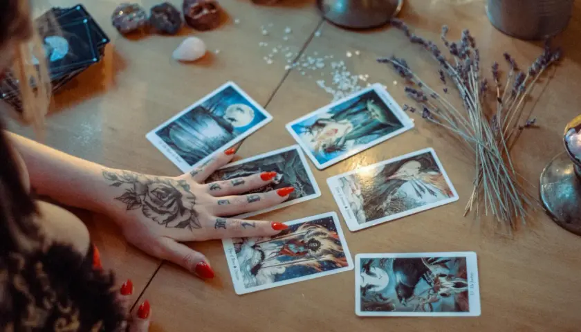 Tarot, Lenormand czy karty klasyczne: Przewodnik po systemach wróżbiarskich dla początkujących