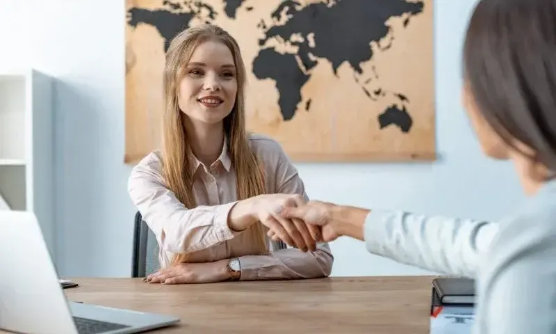 Zarobki w biurze podróży: poznaj realne stawki i benefity w branży