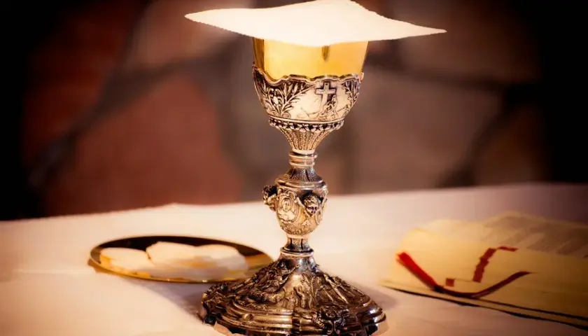 Jak rozłożyć kielich na ołtarzu - krok po kroku do perfekcji liturgicznej