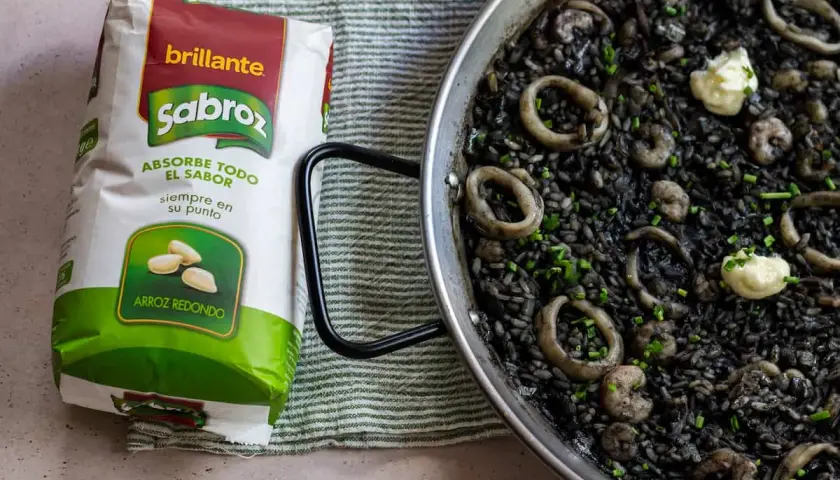 Arroz negro con calamares y gambas: receta fácil y deliciosa para disfrutar