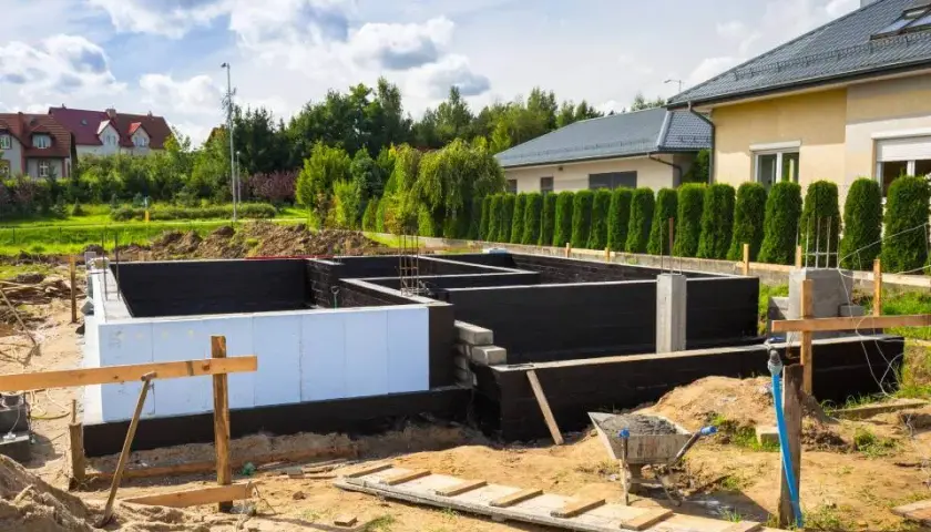 Czym izolować fundamenty, aby uniknąć wilgoci i strat ciepła?