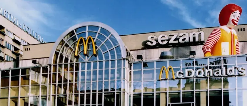 Kiedy był pierwszy McDonald's w Polsce? Oto zaskakujące fakty