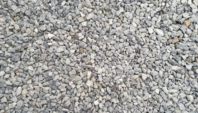 Kliniec czy tłuczeń na podjazd – który materiał wybrać, by uniknąć problemów?