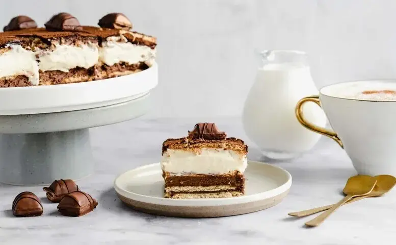 Ciasto jak Kinder Bueno - Pyszny przepis bez pieczenia, który zachwyci