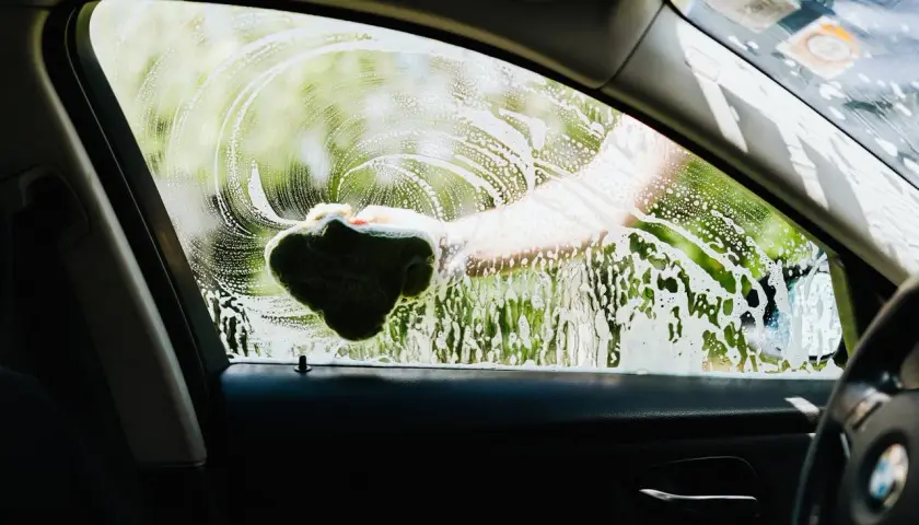 5 trików na szybkie sprzątanie auta przed podróżą