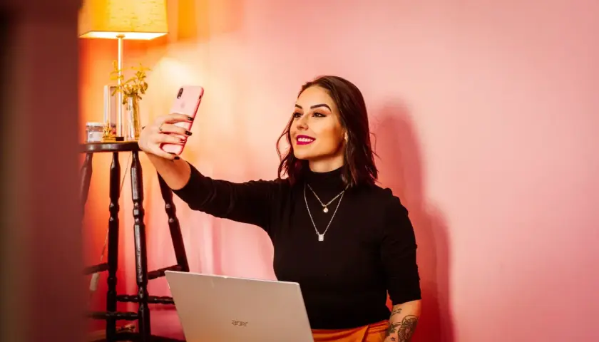 Influencerzy z mediów społecznościowych: Wpływ internetowych osobowości na trendy rozrywkowe