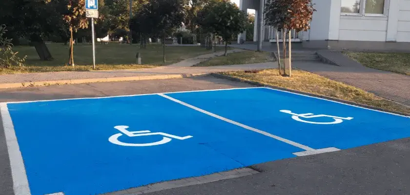 Czy miejsca parkingowe dla niepełnosprawnych są płatne? Oto prawda!