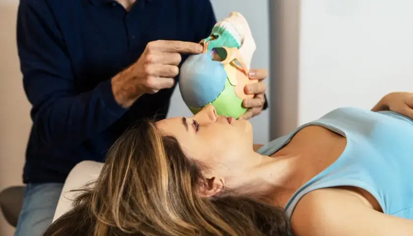 Studia z osteopatii w Polsce 2025 - Kompletny przewodnik dla przyszłych studentów